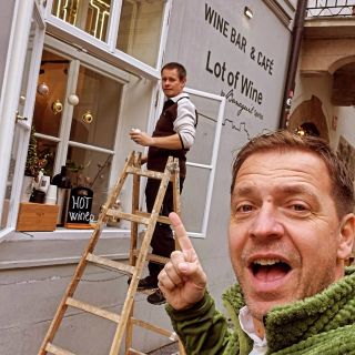 Začali jsme vánočně ladit Lot of Wine 🎄✨ Uvnitř to voní zimou a první výzdobou ⭐ A máme novinku – otevíráme svařákové...